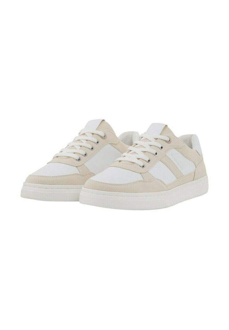 Sneaker beige e bianche con tomaia texturizzata, chiusura con lacci e colletto imbottito. Presentano tre strisce laterali bianche e suola in gomma.