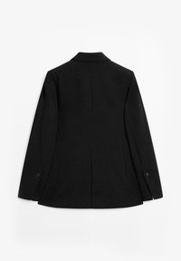 Blazer nero con vestibilità sartoriale, colletto a punte e spacco posteriore singolo. Presenta due bottoni su ogni polsino, texture liscia e design minimalista.