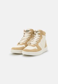 Beige und cremefarbene Wildleder-Hochschaft-Sneaker, mit cremefarbenen Schnürsenkeln, einem gepolsterten Kragen und einer strukturierten weißen Gummisohle.