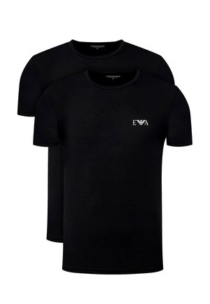 Czarne bawełniane koszulki z okrągłym dekoltem, krótkie rękawy, z małym białym logo na piersi. Dwie koszulki pokazane razem.