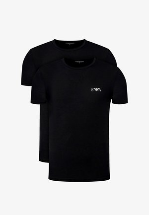 Czarne bawełniane koszulki z okrągłym dekoltem, krótkie rękawy, z małym białym logo na piersi. Dwie koszulki pokazane razem.