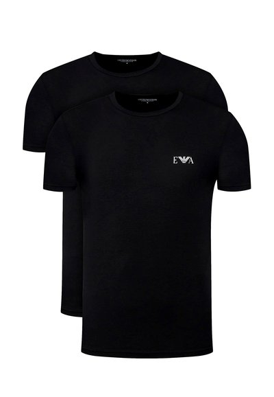 Czarne bawełniane koszulki z okrągłym dekoltem, krótkie rękawy, z małym białym logo na piersi. Dwie koszulki pokazane razem.