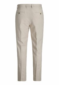 Pantalon beige pour homme avec passants de ceinture, deux poches arrière à boutons, et coupe droite vu de dos.