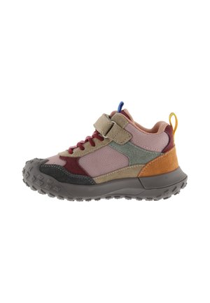 Sneaker alta per bambino con pannelli in suede multicolore e mesh, strap con velcro, lacci e suola robusta e strutturata.