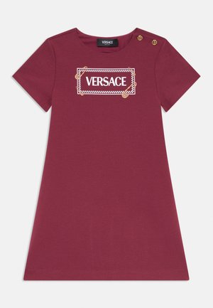 Bordó, rövid ujjú ruha, kerek nyakkivágással és arany gombokkal a vállán. Fehér Versace logónyomattal rendelkezik.