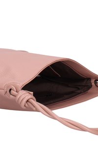 Borsa tote in pelle rosa con superficie testurizzata, apertura superiore e tasca interna con cerniera. Presenta dettagli con manici annodati per una presa sicura.