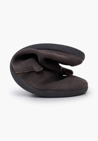 Zapato marrón de ante sin cordones con una suela de goma flexible, que presenta un diseño abierto y una silueta curva para mayor comodidad y facilidad de uso.