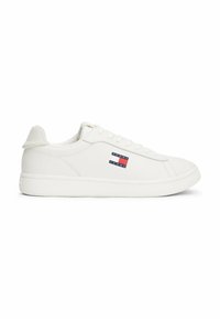 Weiße Ledersneaker mit glatter Oberfläche, runder Zehenpartie und flacher Sohle. Verfügt über ein Markenlogo in Blau und Rot auf der Außenseite.