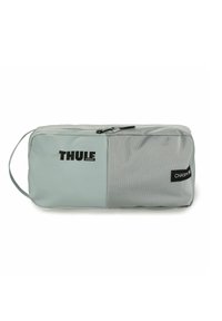 Bolsa de almacenamiento rectangular Thule Chasm en gris claro con acentos negros. Cuenta con cierre de cremallera, tela texturizada y asa de transporte en un lado.