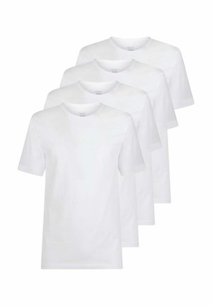 Quattro magliette bianche semplici a maniche corte con scollo tondo, disposte in una pila sfalsata su uno sfondo bianco.