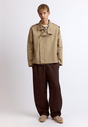 PULL&BEAR, SHORT - TRENCH COAT - Summer jacket - sand