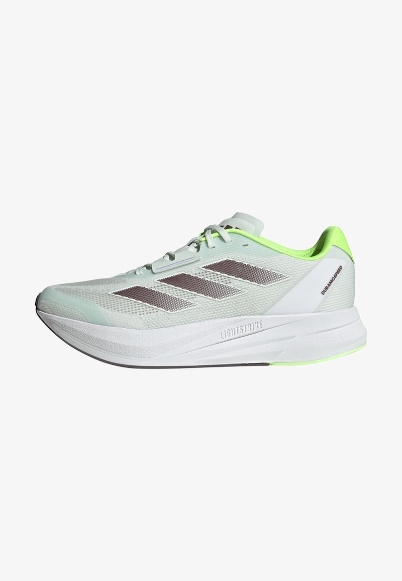 Chaussures de course légères avec une tige en mesh vert menthe, des rayures réfléchissantes argentées et une semelle blanche rembourrée avec des accents vert fluo.
