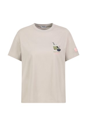Beiges T-Shirt mit kurzen Ärmeln, einer kleinen Grafik eines Matcha-Getränks und einer Schale nahe der linken Brust sowie einem pinkfarbenen Etikett am rechten Ärmel.
