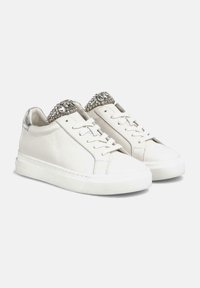 Sneaker bianche in pelle con un accento argento texturizzato e dettagli in strass sul colletto. Suola in gomma bianca spessa e design classico con lacci.