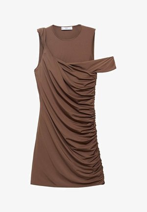 Vestido marrón sin mangas hecho de una tela suave con detalles drapeados y un corte asimétrico en un hombro. Presenta fruncidos laterales.