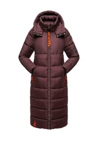 Kastanienbrauner gepolsterter langer Mantel mit hohem Kragen, Reißverschluss und orangefarbigen Akzenten an den Taschen. Besitzt ein gestepptes Design und eine weiche Textur.
