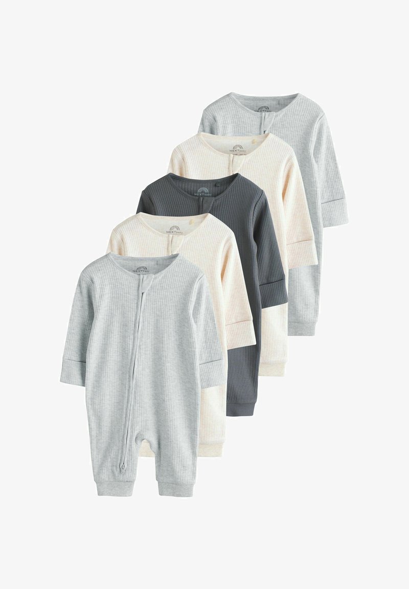 Vijf geribbelde babyrompertjes met lange mouwen in grijs, crème en donkergrijs, elk met een ritssluiting aan de voorkant en boordjes.