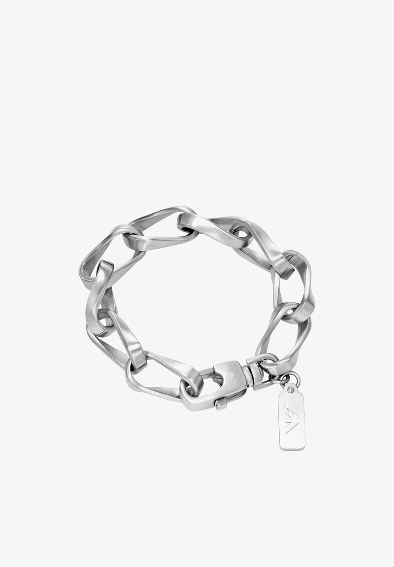 Bracelet en chaîne de métal argenté avec maillons torsadés, étiquette décorative et fermoir sécurisé. Texture lisse et finition polie.