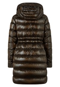 Długi, ciemnobrązowy, błyszczący pikowany płaszcz puchowy z kapturem i elastycznym pasem, widziany od tyłu.
