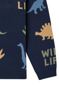 Maglione lavorato a maglia blu navy con motivi colorati di dinosauri in azzurro chiaro, beige e verde, con il testo "WILD LIFE" in un colore di contrasto.