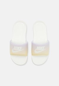Nike šľapky s gradientným popruhom v svetlo fialovej farbe prechádzajúcej do béžovej, bielou podrážkou a štruktúrovanou stielkou pre lepšiu priľnavosť. Obsahujú biele logo na popruhu.