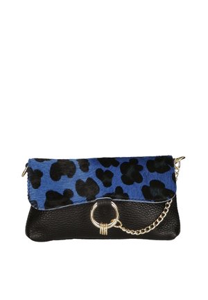 Pochette avec un dessus en fourrure à motif léopard bleu et une partie inférieure en cuir noir texturé. Comprend un détail en métal doré avec un anneau et une chaîne.