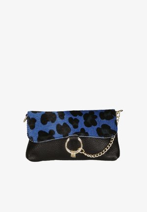 Clutch tas met een blauwe luipaardprint bovenkant van bont en een zwart gestructureerd leren ondergedeelte. Voorzien van een gouden metalen ring en kettingdetail.