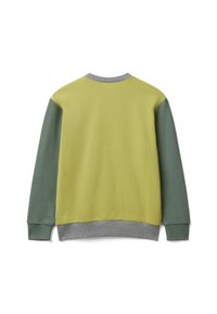 Sudadera de algodón con cuerpo amarillo, cuello acanalado gris y mangas verdes. Textura suave, diseño casual, con dobladillo acanalado.