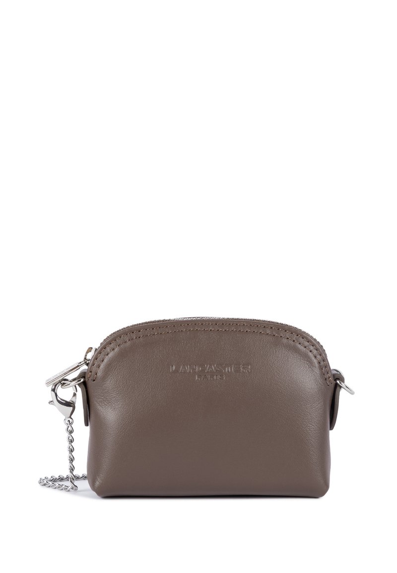 Portamonete in pelle marrone con parte superiore arrotondata, cerniera argentata e anello di collegamento a catena. Presenta il logo del marchio in rilievo sulla parte anteriore.