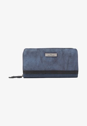 Portafoglio blu in camoscio con texture liscia, dotato di una cerniera nera e di un accento in metallo con logo. Forma compatta e rettangolare con chiusura a zip.