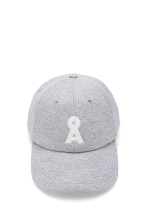 Helle graue Baseballmütze mit einem weißen stilisierten Schlüsselloch-Logo, das auf der Vorderseite des Mittelpanels gestickt ist.