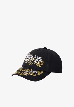 Casquette noire en coton avec des motifs floraux brodés en or et en argent. Présente le texte "Versace Jeans Couture" en blanc sur le devant.