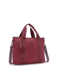 Burgundy tote taske lavet af tekstureret stof, med to top-håndtag og en aftagelig skulderstrop med rød, hvid og blå striber. Inkluderer en fluffy charm.
