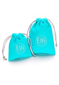 Sacchetti per gioielli in color turchese, uno più grande e uno più piccolo, realizzati in tessuto morbido con lacci in argento. Presentano il logo "Elli" in bianco.