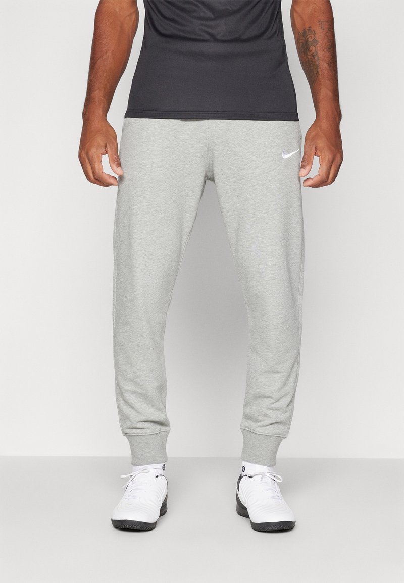 Graue Sweatpants aus Baumwollmischgewebe mit tapered Design, elastischen Bündchen und einem weißen Nike-Logo auf dem linken Oberschenkel.