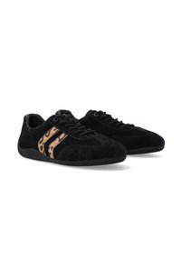 Schwarze Wildlederschuhe mit einem eleganten Design, die mit einem Leopardenmuster akzentuiert sind und schwarze Schnürsenkel haben. Die Sohle ist strukturiert für besseren Halt.
