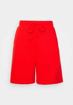 Felrode knielange korte broek met een elastische tailleband en een vooraan strikkoord, afgebeeld op een effen lichte achtergrond.