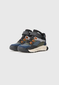 Scarpe da ginnastica alte con una tomaia multicolore in blu, grigio e verde, con dettagli arancioni e una suola in gomma testurizzata.