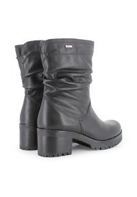 Botas de cuero negro hasta el tobillo con un diseño holgado, que cuentan con una punta redonda, tacón grueso y suela de goma texturizada. Pequeño detalle de logo en el lateral.