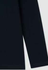 Tessuto blu navy scuro con motivo a maglia a nido d'ape testurizzato, piegato per mostrare due sezioni sovrapposte su uno sfondo bianco.