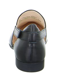 Schwarzer Lederschuh mit runder Spitze, niedrigem Absatz und verstellbarem Riemen an der Rückseite. Glockenförmige Oberfläche mit minimalen Nähten.