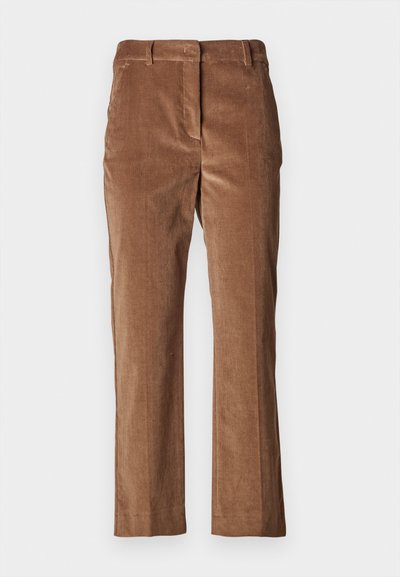 Pantaloni din catifea brună cu un design drept, având dungi verticale subtile, o textură netedă și bucle standard pentru curea.