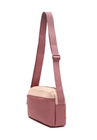 Borsa a tracolla rosa realizzata in tessuto opaco con un pannello superiore rosa chiaro e liscio, tracolla regolabile e tasca con zip sul retro.
