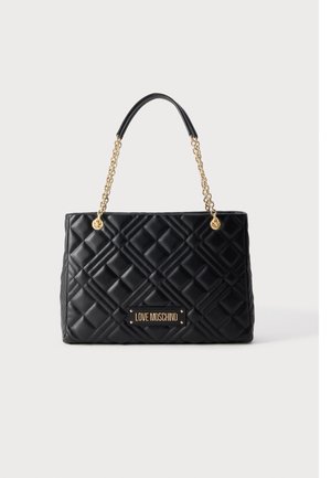 Mustast tikandiga Love Moschino käekott kuldse kettidega rihmade ja esiküljel ristkülikukujulise logoga plaadiga.
