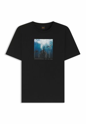 Sort T-shirt med et firkantet undervandsscene af en dykker og en stor haj, der svømmer blandt bobler, mærket "Deep Sea Diver".