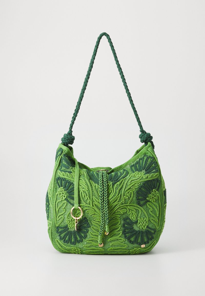 Grüne bestickte Handtasche mit runder Form, die filigrane Blumenmuster, einen geflochtenen Tragegurt und einen dekorativen Zugverschluss aufweist.