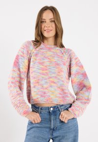 Heklet genser med et flerfarget, teksturert mønster i rosa, gult og blått, med rund hals og ribbestrikkede mansjetter.