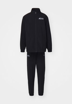 Μαύρο αθλητικό σετ αποτελούμενο από ζακέτα με φερμουάρ και ψηλό γιακά και ταιριαστά παντελόνια. Φέρει το λογότυπο "New Era" σε λευκό χρώμα και στα δύο κομμάτια.