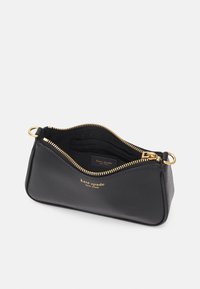 Un sac à main en cuir noir avec une fermeture éclair et un matériel doré, comportant une poche pour cartes à l'intérieur, une texture lisse et un design arrondi.