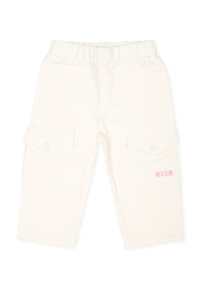 Pantaloni cargo bianchi realizzati in tessuto morbido, dotati di due tasche laterali, una vita elastica e dettagli con logo rosa sulla gamba destra.